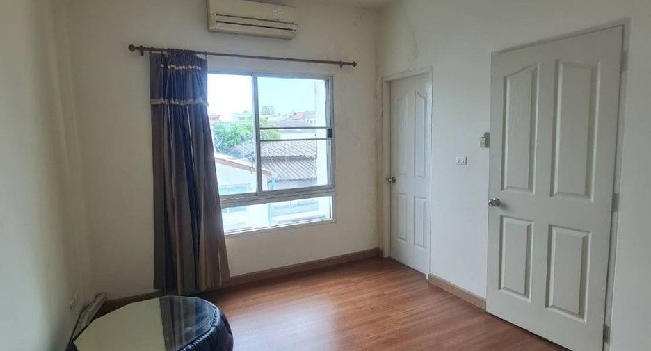 Casa adosada en alquiler de 3 habitaciones en Suan Luang, Bangkok