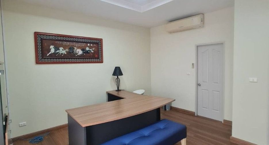 Casa adosada en alquiler de 3 habitaciones en Suan Luang, Bangkok