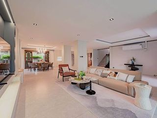 For rent そして for sale 6 Beds house in Phra Khanong, Bangkok