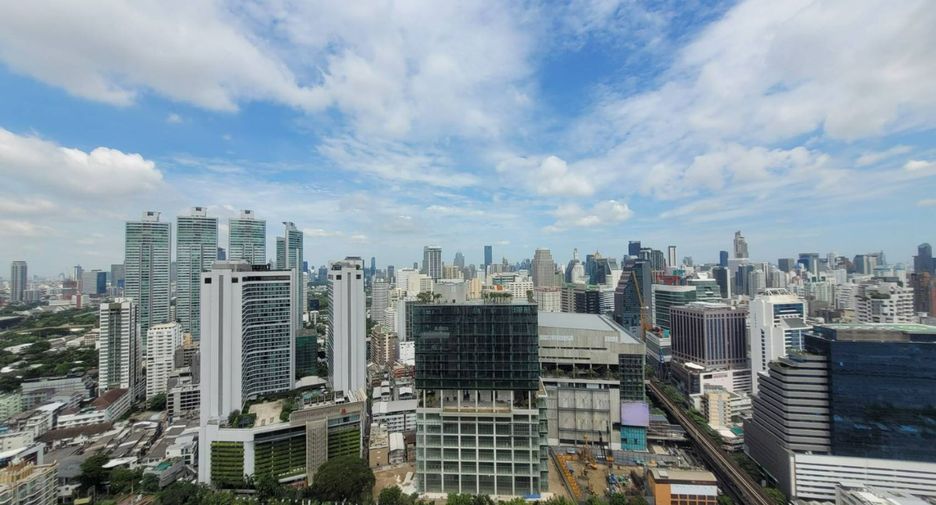 For rent 3 ベッドルーム serviced apartment in Khlong Toei, Bangkok