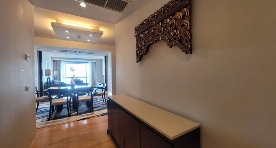 For rent 3 ベッドルーム serviced apartment in Khlong Toei, Bangkok
