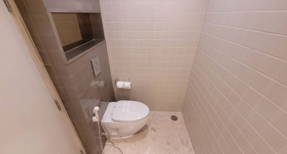 For rent 3 ベッドルーム serviced apartment in Khlong Toei, Bangkok