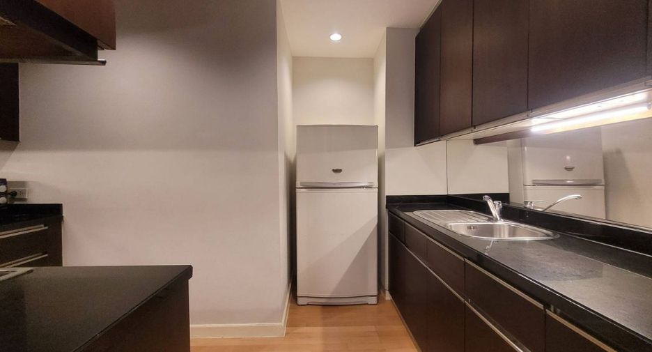 For rent 3 ベッドルーム serviced apartment in Khlong Toei, Bangkok