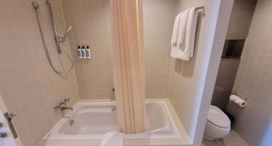 For rent 3 ベッドルーム serviced apartment in Khlong Toei, Bangkok
