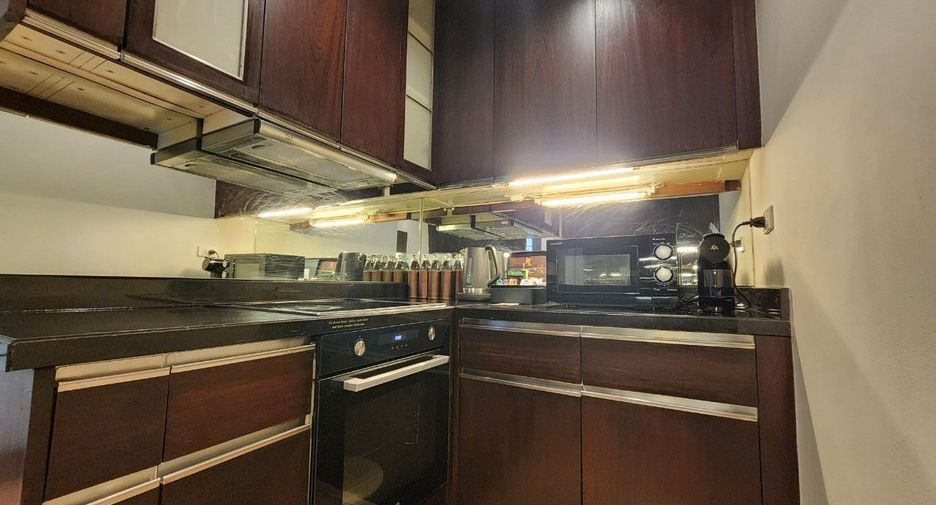 Apartamento con servicios en alquiler de 3 habitaciones en Khlong Toei, Bangkok