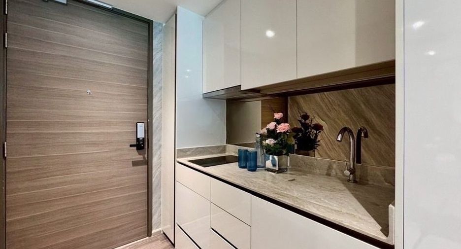 For rent 3 bedrooms condo in Khlong Toei, Bangkok