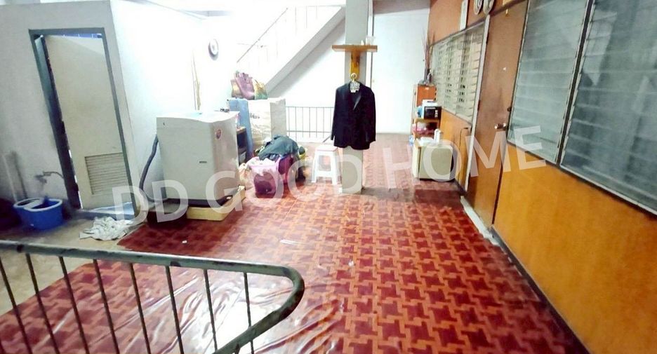 For sale 6 bedrooms retail Space in Thawi Watthana, Bangkok