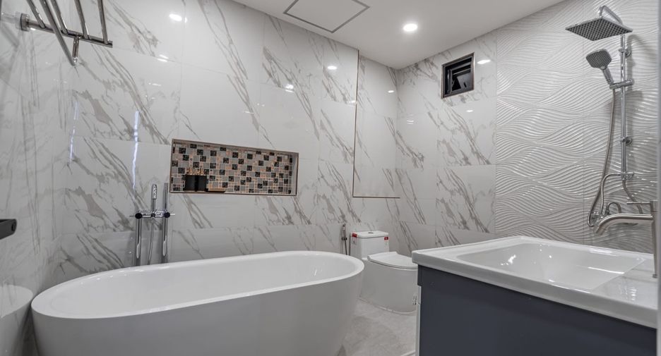 For sale 5 ベッドルーム house in Bang Lamung, Chonburi