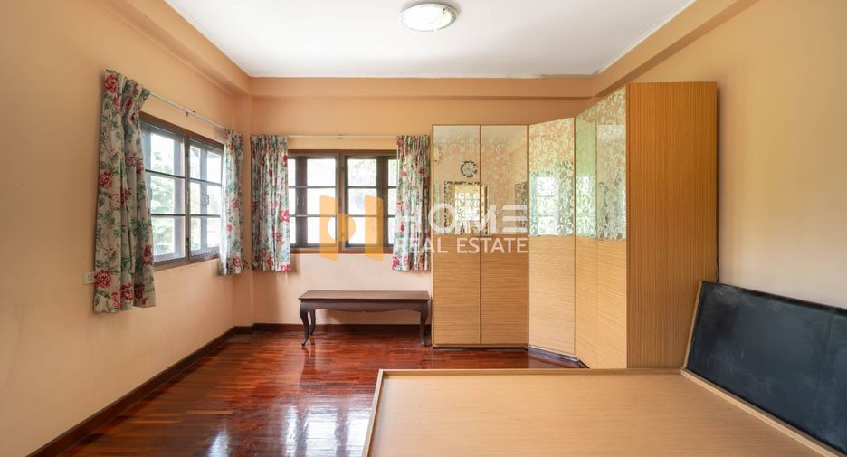 For sale 4 bedrooms house in Bang Kapi, Bangkok