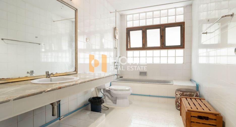 For sale 4 bedrooms house in Bang Kapi, Bangkok