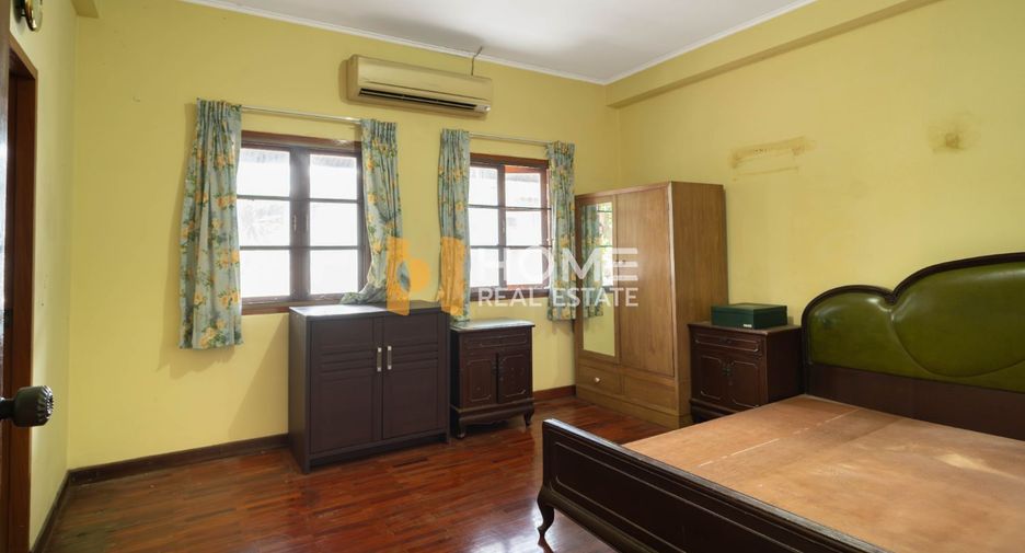 For sale 4 bedrooms house in Bang Kapi, Bangkok