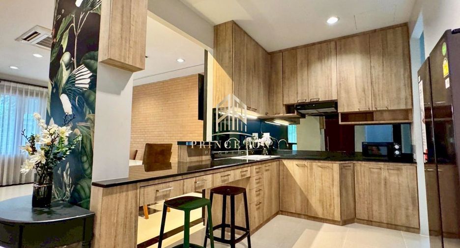 Casa en alquiler de 4 habitaciones en Lat Phrao, Bangkok