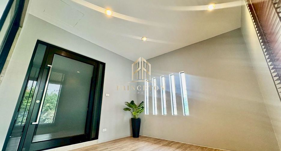 Casa en alquiler de 4 habitaciones en Lat Phrao, Bangkok