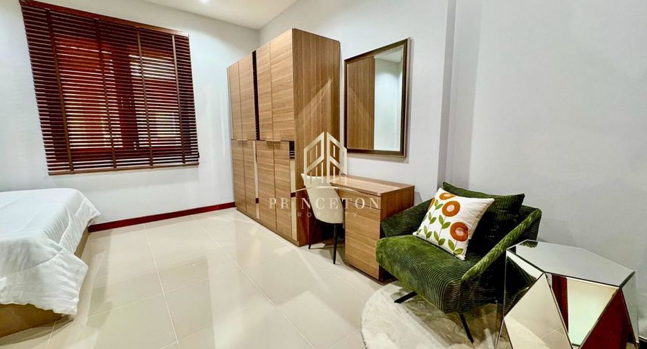 Casa en alquiler de 4 habitaciones en Lat Phrao, Bangkok
