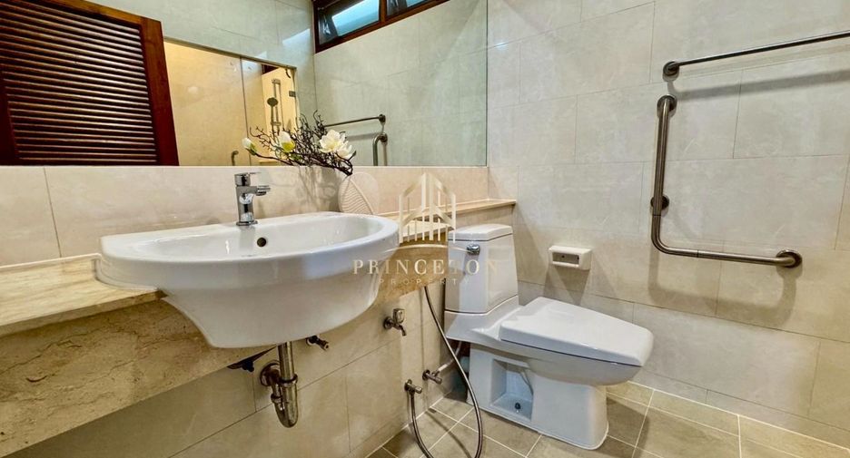 Casa en alquiler de 4 habitaciones en Lat Phrao, Bangkok