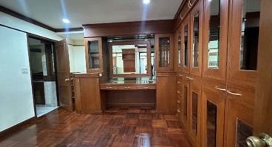 Condo en alquiler de 3 habitaciones en Khlong Toei, Bangkok