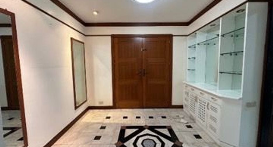 Condo en alquiler de 3 habitaciones en Khlong Toei, Bangkok