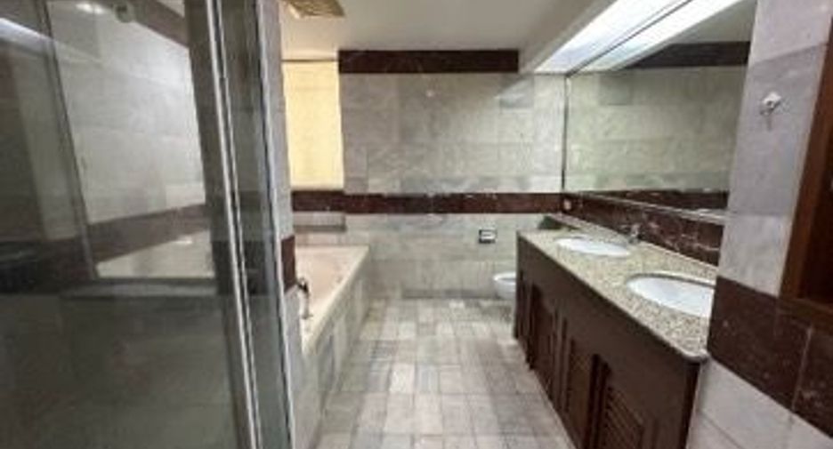 Condo en alquiler de 3 habitaciones en Khlong Toei, Bangkok