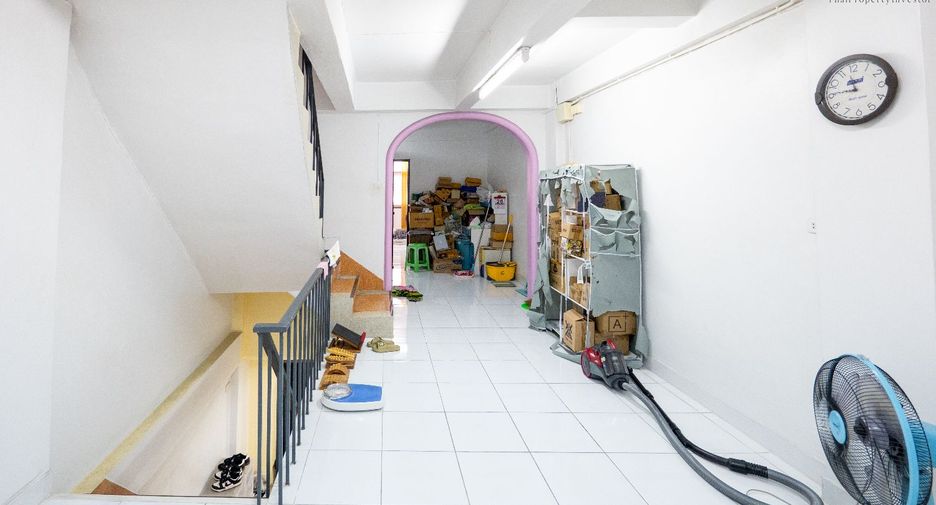 For sale 2 bedrooms retail Space in Bang Kapi, Bangkok