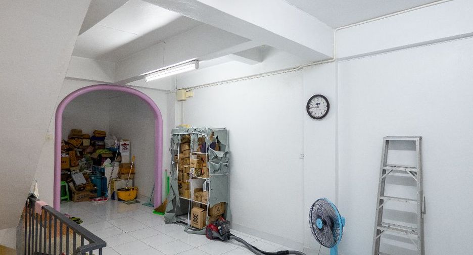 For sale 2 bedrooms retail Space in Bang Kapi, Bangkok