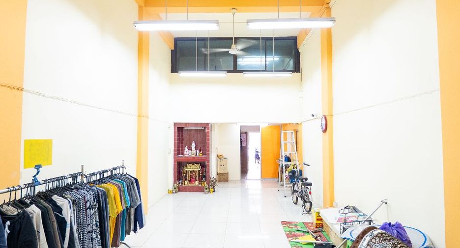 For sale 2 bedrooms retail Space in Bang Kapi, Bangkok