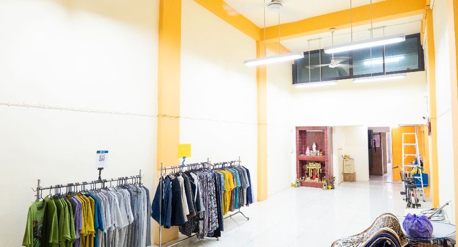 For sale 2 bedrooms retail Space in Bang Kapi, Bangkok