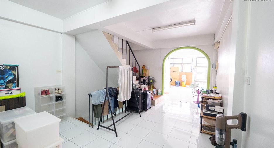 For sale 2 bedrooms retail Space in Bang Kapi, Bangkok