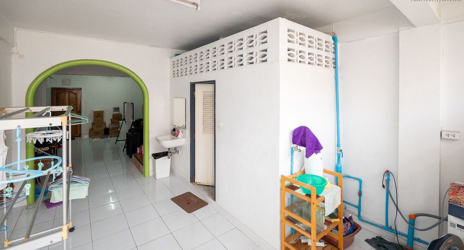 For sale 2 bedrooms retail Space in Bang Kapi, Bangkok