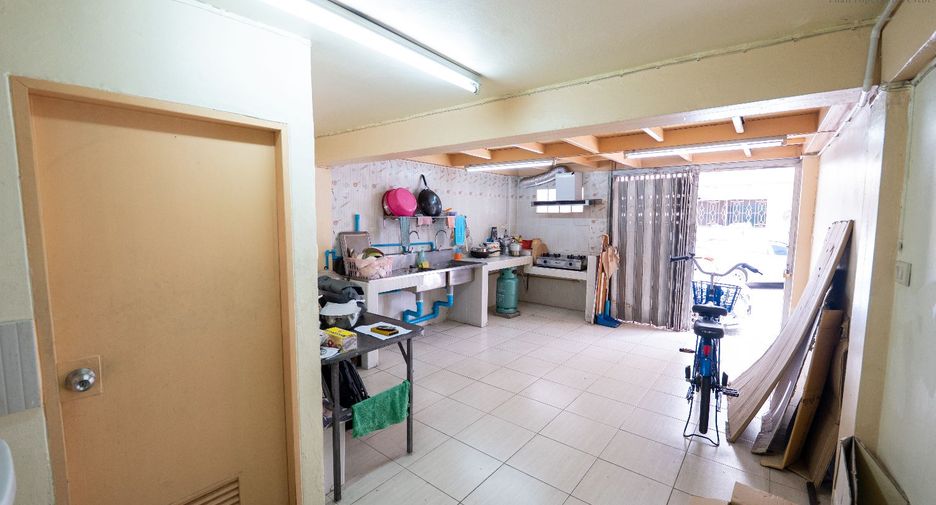 For sale 2 bedrooms retail Space in Bang Kapi, Bangkok