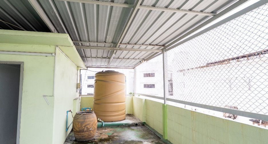 For sale 2 bedrooms retail Space in Bang Kapi, Bangkok