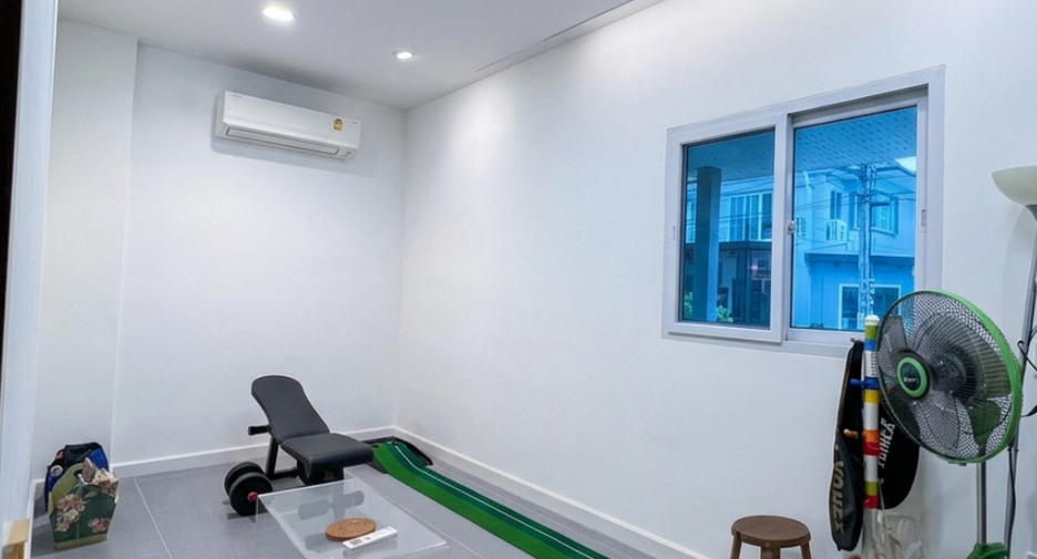 For sale 3 bedrooms house in Saphan Sung, Bangkok