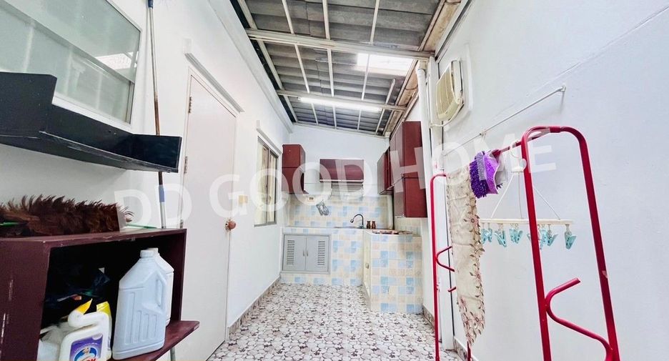 For sale 3 bedrooms townhouse in Mueang Pathum Thani, Pathum Thani