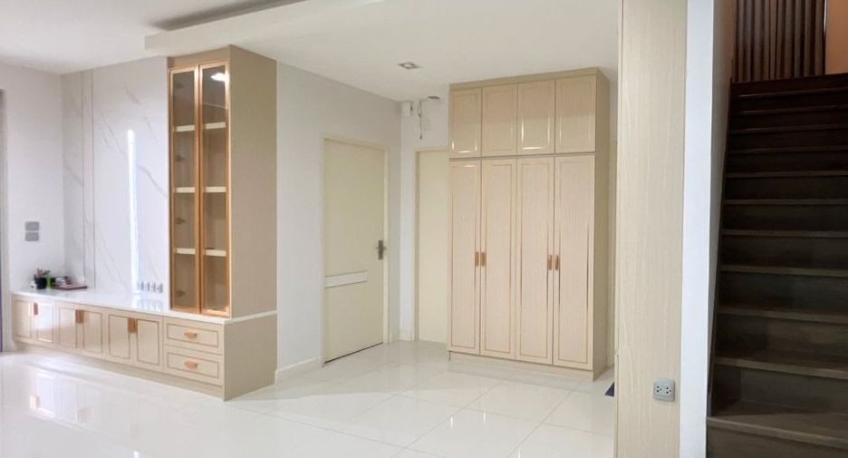 Casa en alquiler de 4 habitaciones en Bang Bon, Bangkok