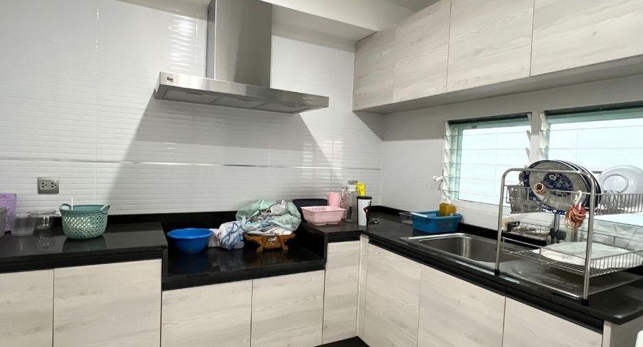 Casa en alquiler de 4 habitaciones en Bang Bon, Bangkok
