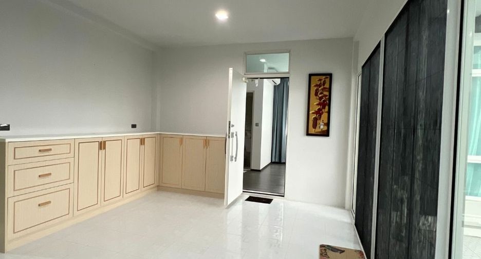 Casa en alquiler de 4 habitaciones en Bang Bon, Bangkok