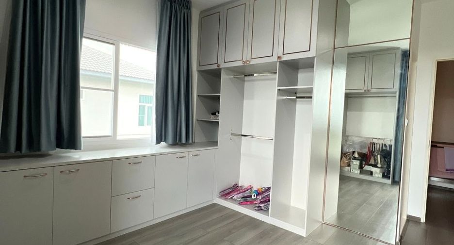 Casa en alquiler de 4 habitaciones en Bang Bon, Bangkok