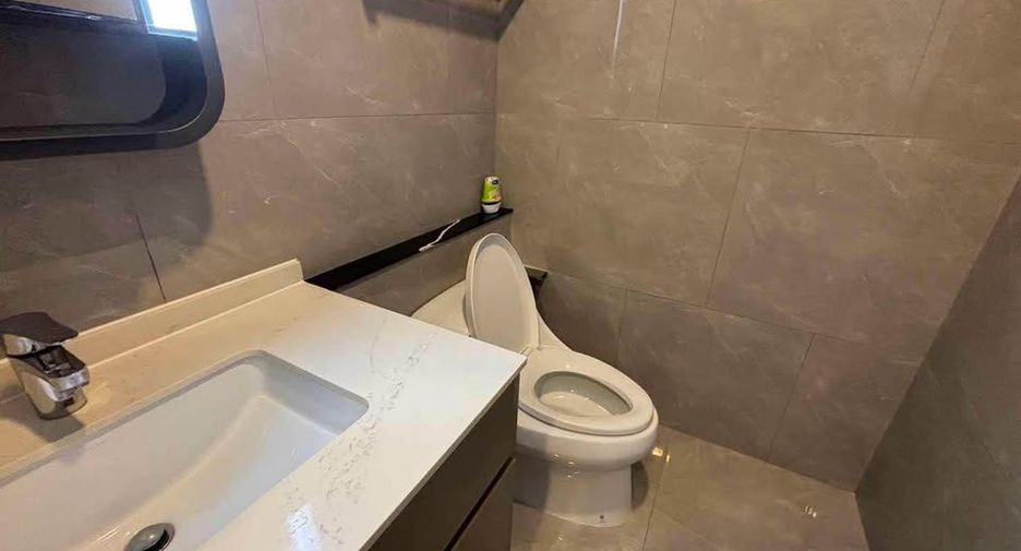 Wohnung zur Miete mit 3 Zimmer in Huai Khwang, Bangkok