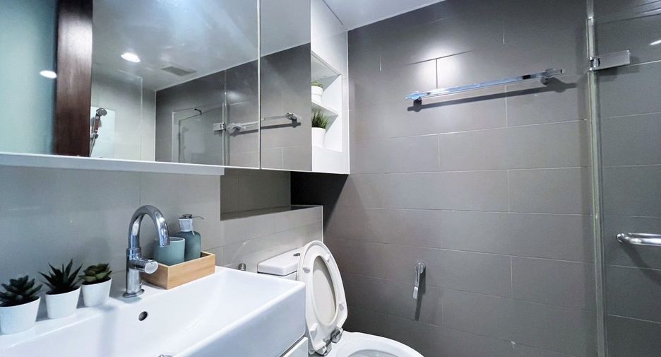 For rent 1 bed condo in Khlong Toei, Bangkok
