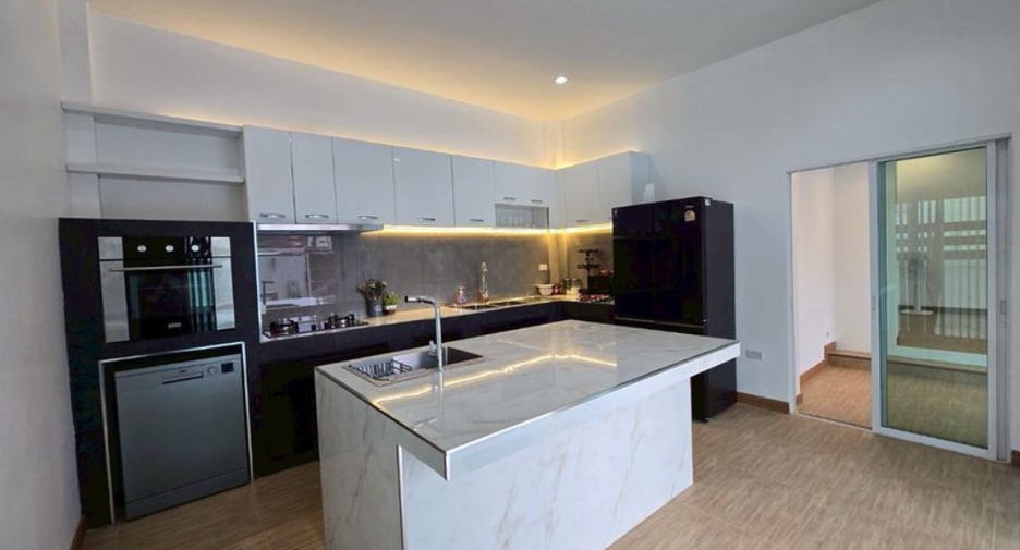 For rent 4 bedrooms villa in Mueang Chiang Mai, Chiang Mai