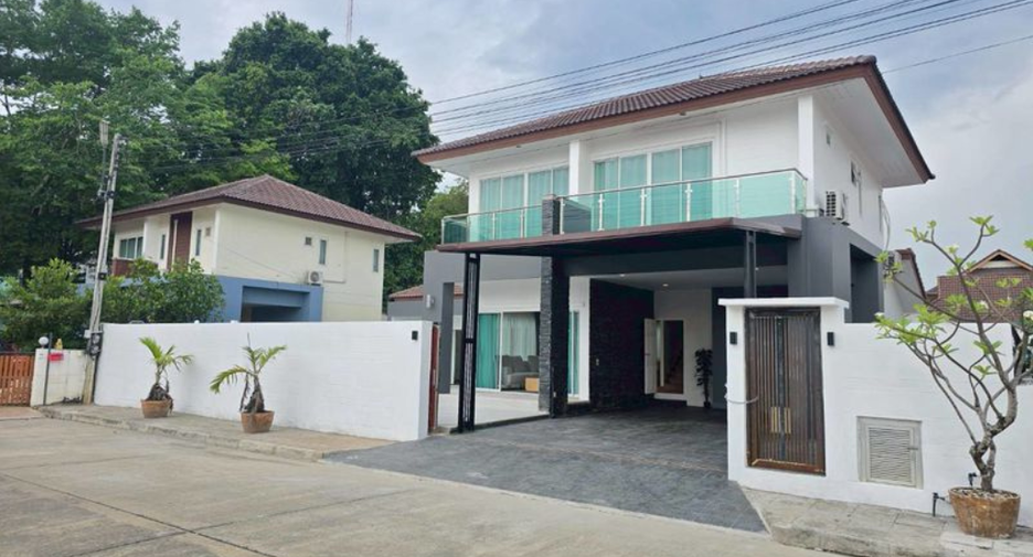 For rent 4 bedrooms villa in Mueang Chiang Mai, Chiang Mai