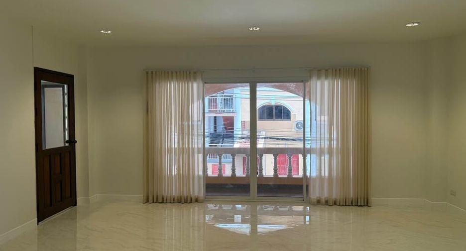 For rent 5 bedrooms house in Watthana, Bangkok