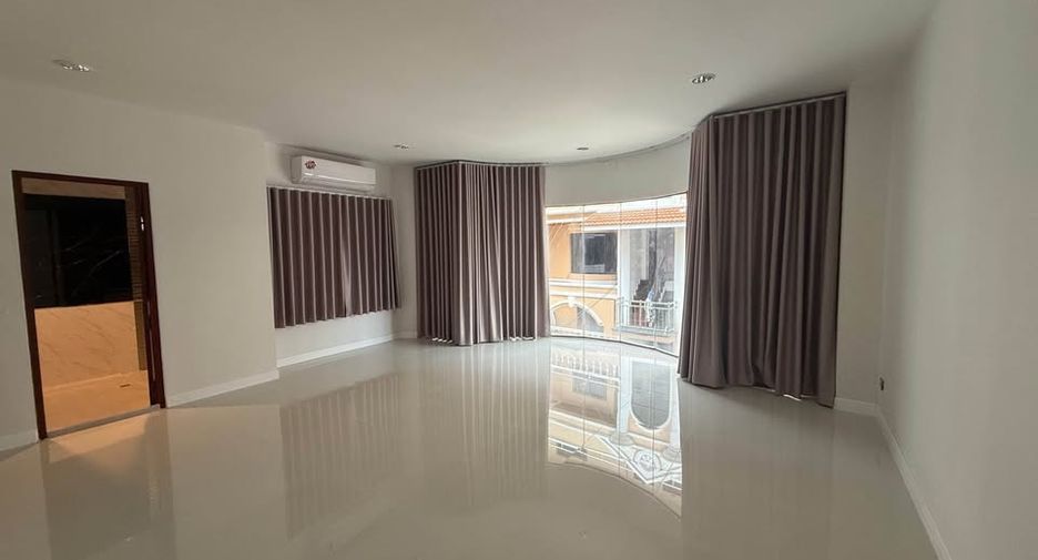 For rent 5 bedrooms house in Watthana, Bangkok
