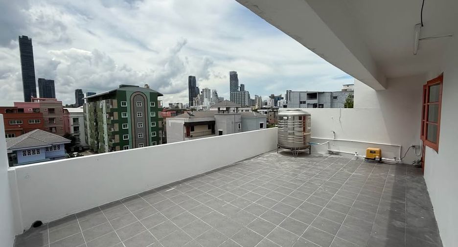 For rent 5 bedrooms house in Watthana, Bangkok