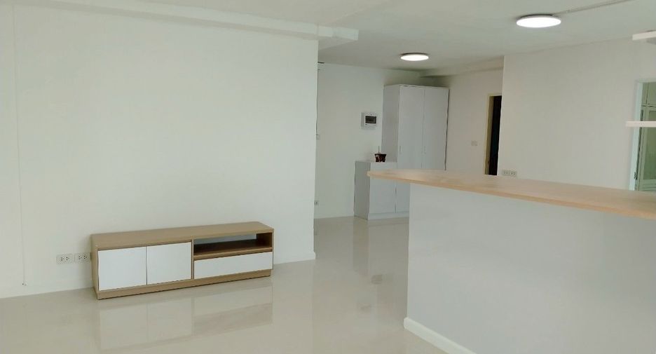 For rent 2 bedrooms apartment in Khlong Toei, Bangkok