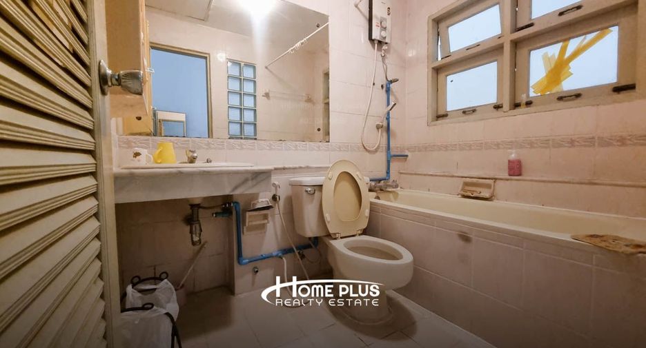 For sale 36 bedrooms townhouse in Mueang Pathum Thani, Pathum Thani