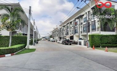 For sale 3 Beds townhouse in Phra Samut Chedi, Samut Prakan
