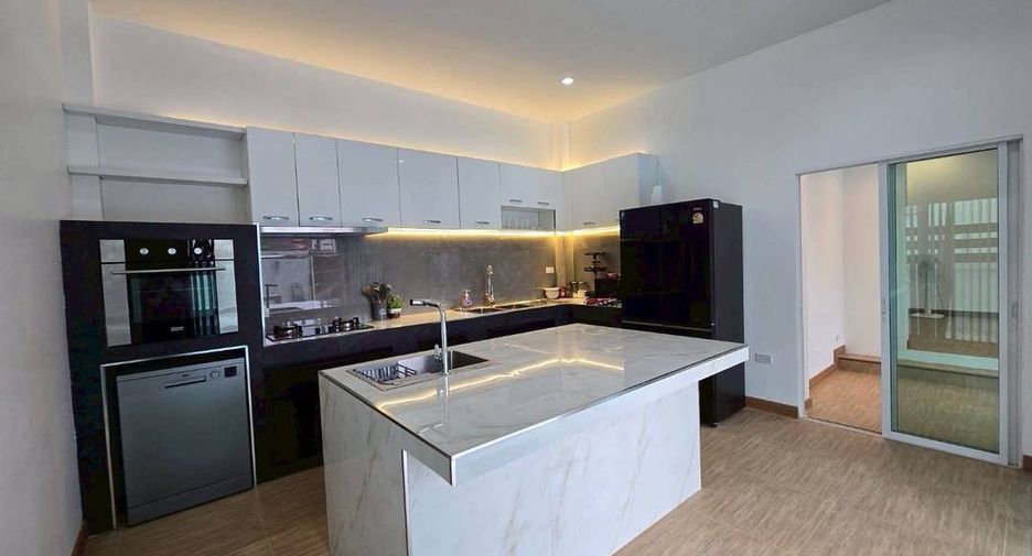 For rent 4 bedrooms villa in Mueang Chiang Mai, Chiang Mai
