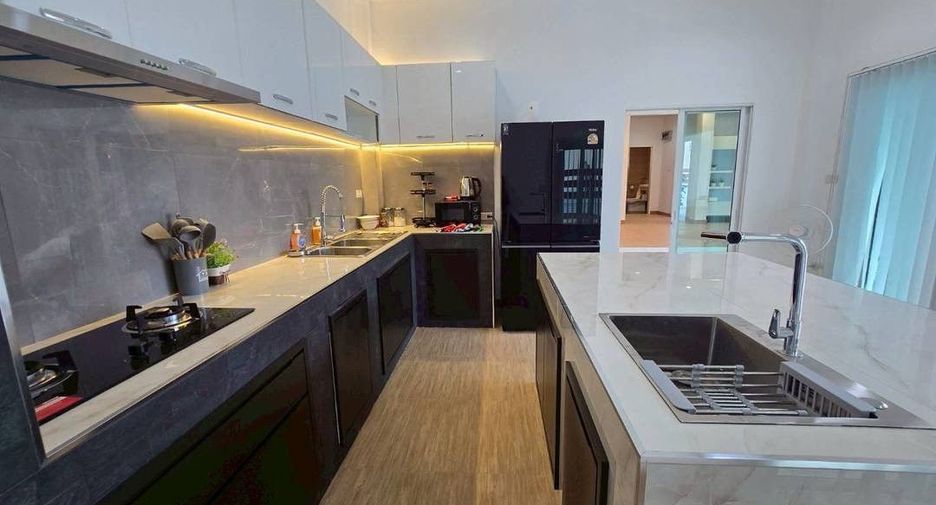 For rent 4 bedrooms villa in Mueang Chiang Mai, Chiang Mai