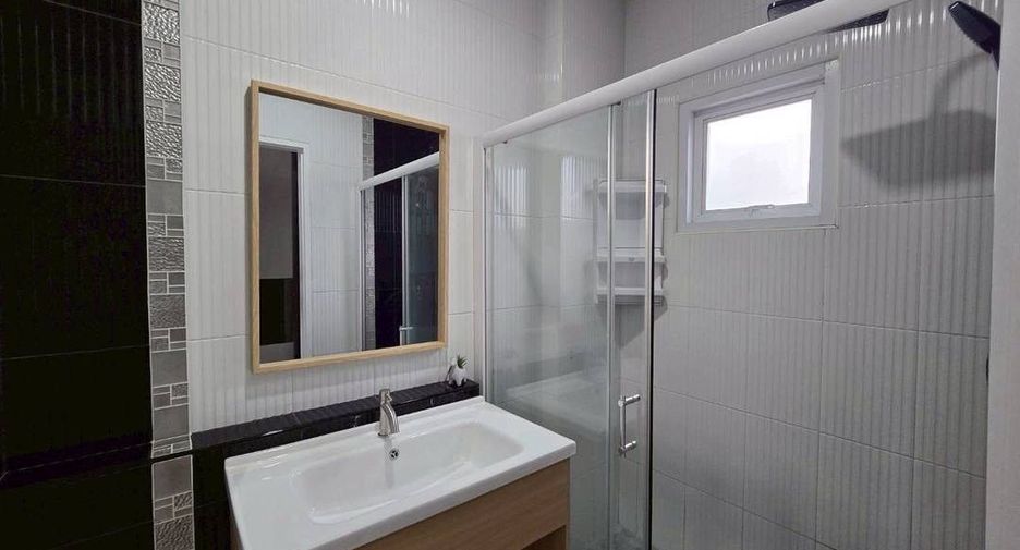 For rent 4 bedrooms villa in Mueang Chiang Mai, Chiang Mai