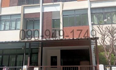 For rent 3 bedrooms townhouse in Bang Khae, Bangkok